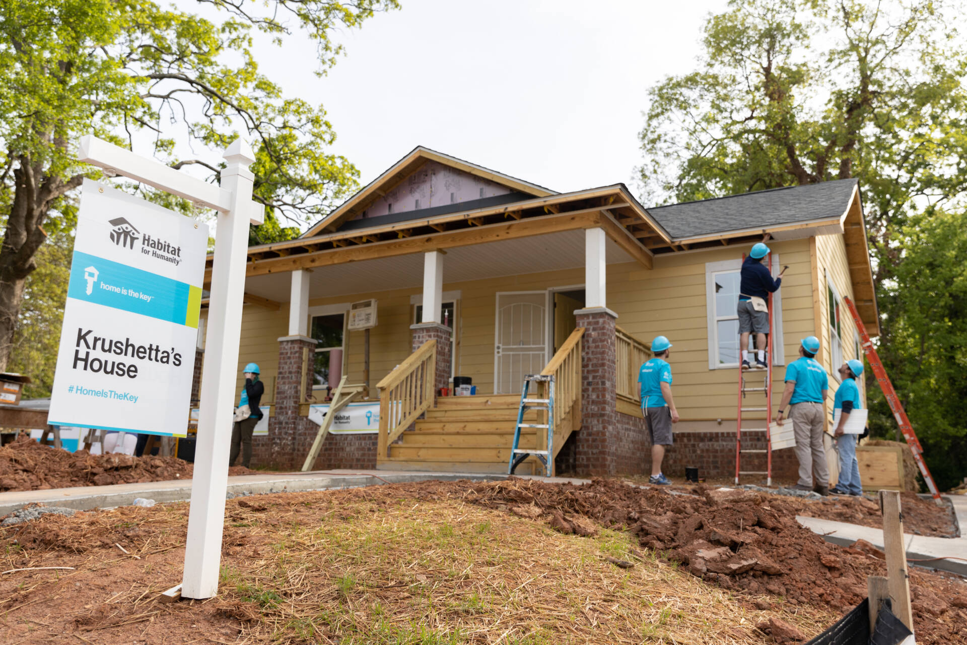 USGA-19-AK-101-02423.jpg
ATLANTA, GEORGIA (4/17/2019) - Volunteers from Nest and Google join Krushetta Holt and her family to work on her home as part of the 2019 Home Is The Key Campaign.